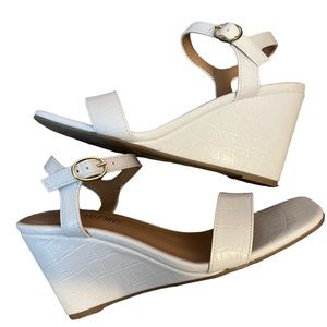 Wedge sandals white size 6   BoxU